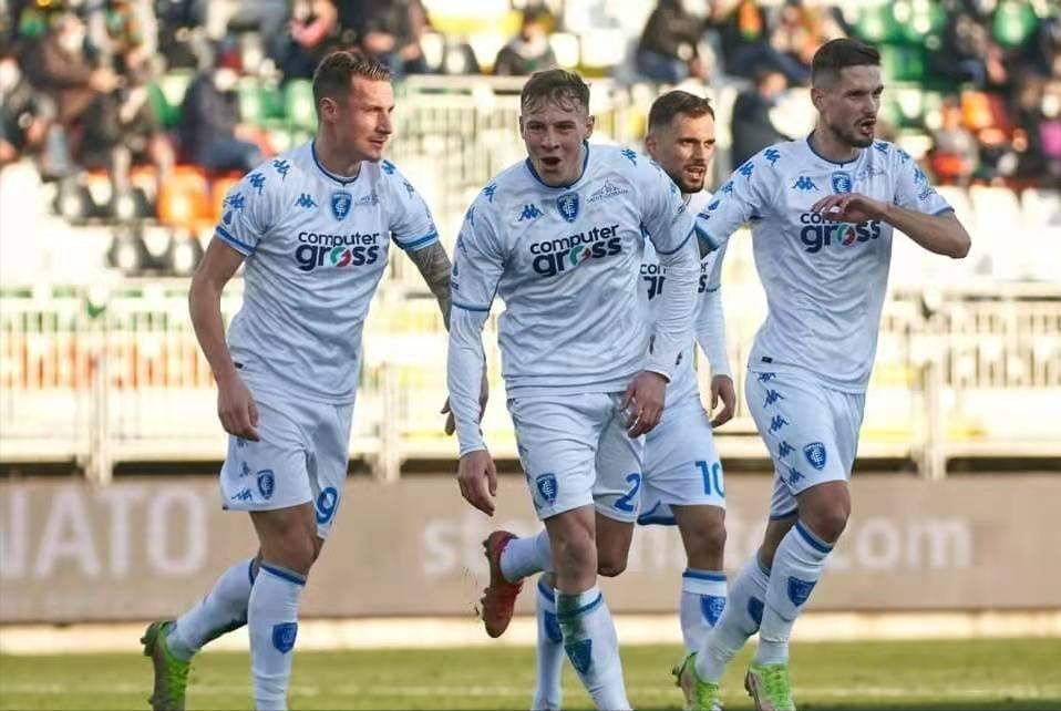 包含热那亚客场不敌劲旅，遭遇挫败局面的词条